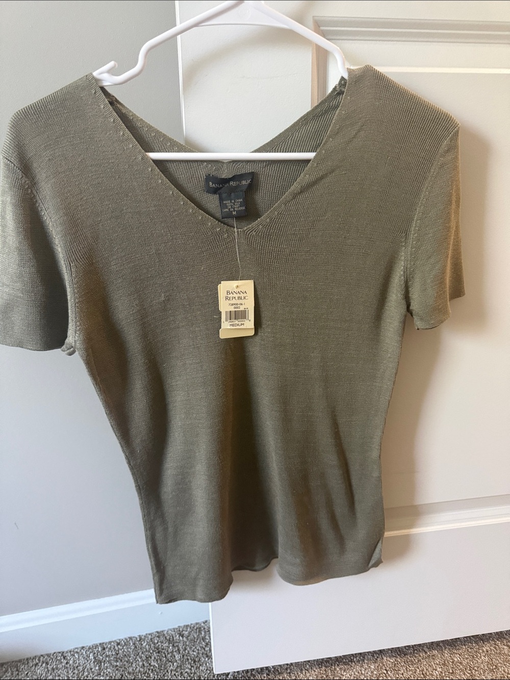 Vintage silk Banana Republic Olive Green V-Neck Short Sleeve Knit Top size M